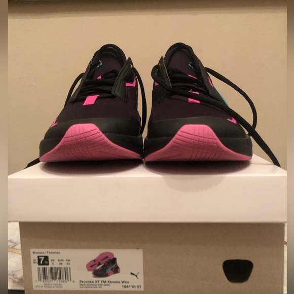 Puma tennis shoe; black very pretty, sleek and comfortable - Picture 4 of 8